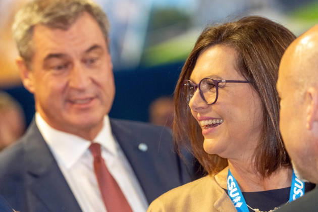 Markus Söder, Bayerischer Ministerpräsident, Ilse Aigner, Landtagspräsidentin und mögliche nächste Bundespräsidentin beim CSU-Parteitag, Messe München, 23. Oktober 2026 Deutschland, München, 23. Oktober 2026, Markus Söder, Bayerischer Ministerpräsident, mit Ilse Aigner, Landtagspräsidentin und CSU-Kandidatin für das Amt des Bundespräsidenten, beim CSU-Parteitag am 23. und 24. Oktober 2026 in der Messe München, Politiker, Bayern