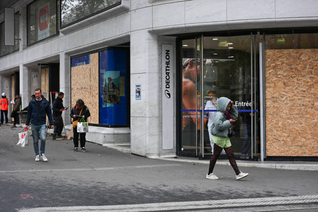 Stores Prepare for Demonstration - Paris Shopkeepers install wooden boards to barricade their shop windows in preparation for demonstration in Paris, France, on October 23, 2026. Photo by Ammar Abd Rabbo ABACAPRESS.COM Paris France  Copyright: xAbdxRabboxAmmar ABACAx