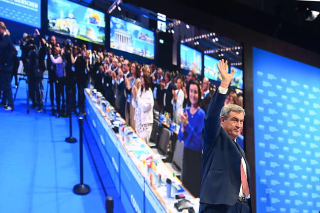 Markus SOEDER (Ministerpraesident Bayern und CSU Vorsitzender) nach seiner Rede, laesst sich feiern.winkt zu den Delegierten. CSU Parteitag 2026 am 23. und 24.10..2026 MESSE MUENCHEN