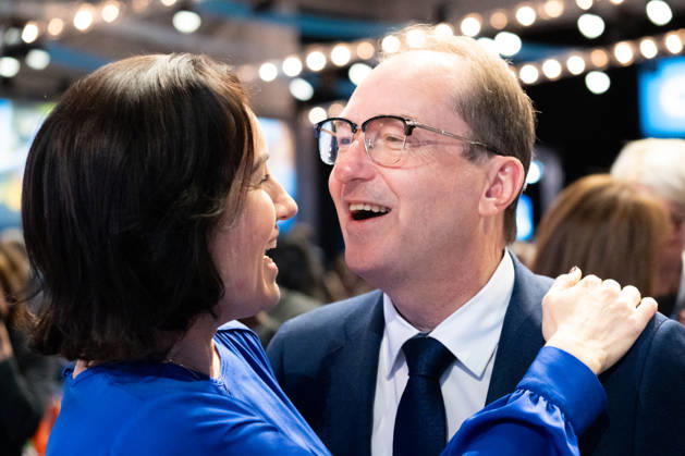 Parteitag 2026 der Partei CSU (Christlich-Soziale-Union) in der Messe München. Bundesminister des Innern der Bundesrepublik Deutschland (Innenminister) Alexander Dobrindt und Bundesministerin für Forschung, Technologie und Raumfahrt Dorothee Bär begrüßen sich