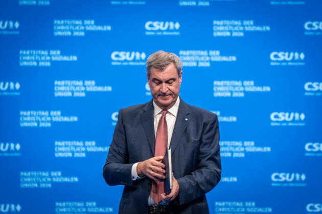 Markus Söder, CSU-Parteivorsitzender und Ministerpräsident von Bayern, auf dem Parteitag. mit dem Skript seiner Rede, auf der Bühne, nachdem er seine Rede hielt;Parteitag der CSU in München, München Bayern Deutschland Messegelände München