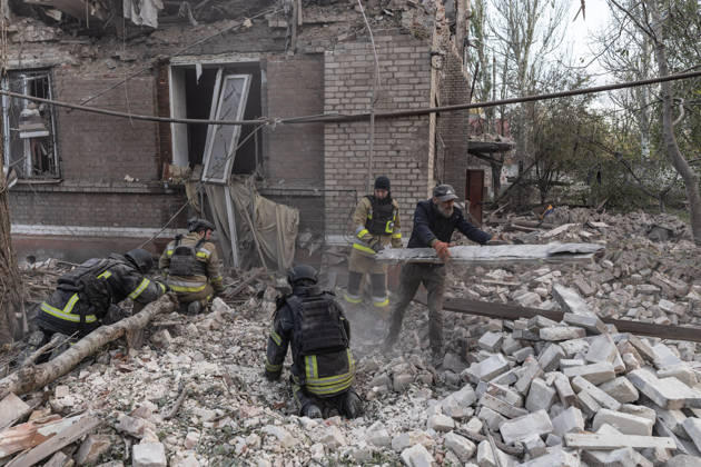 Russian drone attack on a residential building in Kramatorsk KRAMATORSK, UKRAINE - OCTOBER 23: Ukrainian firefighters search through the rubble for a civilian following a Russian air strike on a residential building in Kramatorsk, Ukraine, 23 October 2026 Diego Herrera Carcedo Anadolu Kramatorsk Ukraine. Editorial use only. Please get in touch for any other usage.  Copyright: x2026xAnadoluxDiegoxHerreraxCarcedox