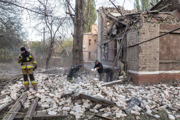 Russian drone attack on a residential building in Kramatorsk KRAMATORSK, UKRAINE - OCTOBER 23: Ukrainian firefighters search through the rubble for a civilian following a Russian air strike on a residential building in Kramatorsk, Ukraine, 23 October 2026 Diego Herrera Carcedo Anadolu Kramatorsk Ukraine. Editorial use only. Please get in touch for any other usage.  Copyright: x2026xAnadoluxDiegoxHerreraxCarcedox