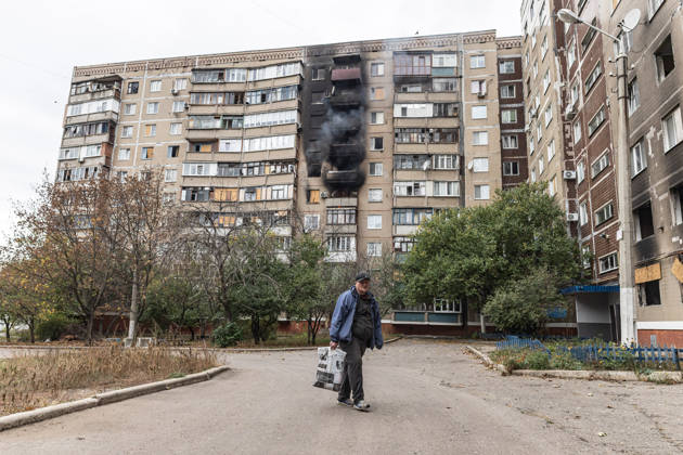 Russian drone attack on a residential building in Kramatorsk KRAMATORSK, UKRAINE - OCTOBER 23: A man walks past a residential building on fire following an attack by a Russian FPV drone in Kramatorsk, Ukraine, 23 October 2026 Diego Herrera Carcedo Anadolu Kramatorsk Ukraine. Editorial use only. Please get in touch for any other usage.  Copyright: x2026xAnadoluxDiegoxHerreraxCarcedox