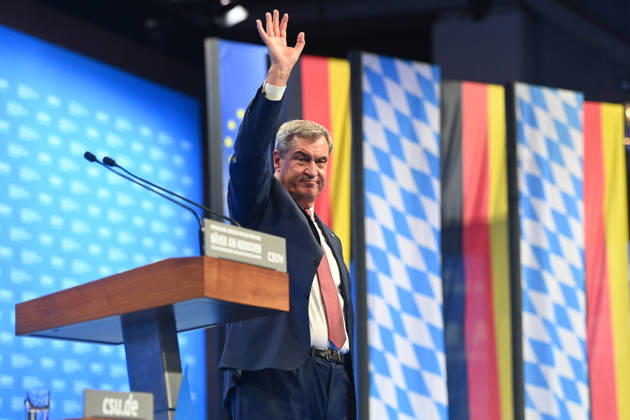 Markus SOEDER (Ministerpraesident Bayern und CSU Vorsitzender) nach seiner Rede, laesst sich feiern.winkt zu den Delegierten. CSU Parteitag 2026 am 23. und 24.10..2026 MESSE MUENCHEN