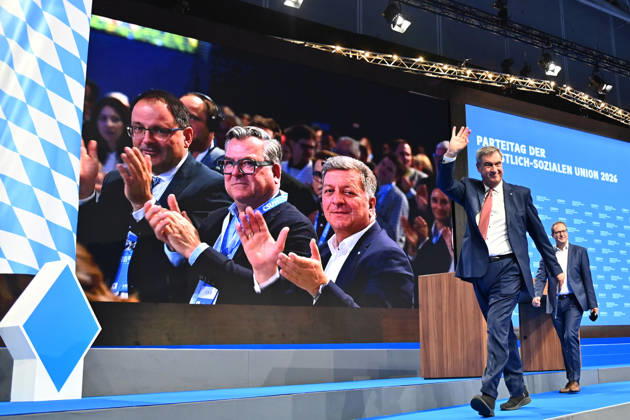 Markus SOEDER (Ministerpraesident Bayern und CSU Vorsitzender) nach seiner Rede, laesst sich feiern, winkt zu den Delegierten., re:Martin HUBER (Generalsekretaer der CSU). CSU Parteitag 2026 am 23. und 24.10..2026 MESSE MUENCHEN