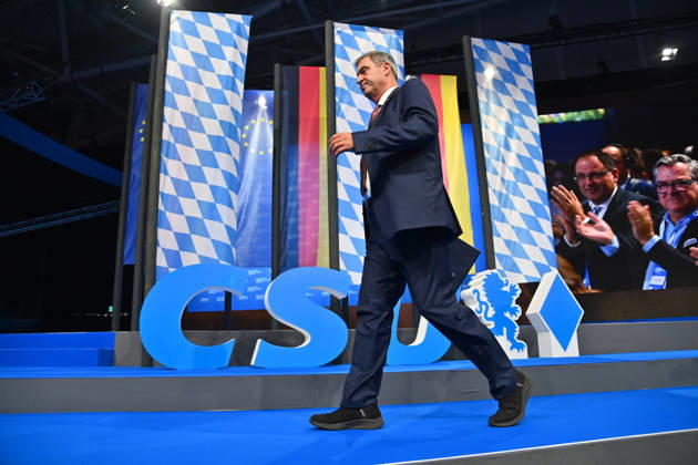 Markus SOEDER (Ministerpraesident Bayern und CSU Vorsitzender) nach seiner Rede, laesst sich feiern,Abgang, geht vom Podium vor CSU Logo. CSU Parteitag 2026 am 23. und 24.10..2026 MESSE MUENCHEN