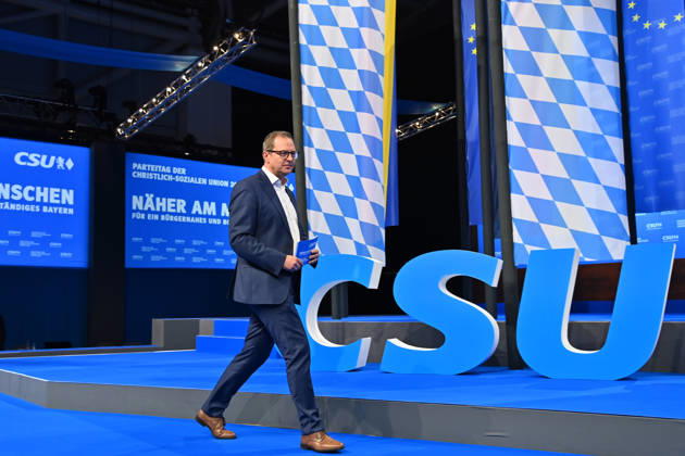 Martin HUBER (Generalsekretaer der CSU) betritt das Podium vor CSU Logo. CSU Parteitag 2026 am 23. und 24.10..2026 MESSE MUENCHEN