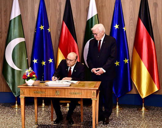RECORD DATE NOT STATED President of Pakistan, Asif Ali Zardari signing the Guests Book in the presence of German President Dr. Frank-Walter Steinmeier at the Office of the President in Berlin on Friday, October 23, 2026. (PPI Images). EDITORIAL USE ONLY Copyright: xx SA-ZM-231026x ppiphotos490627