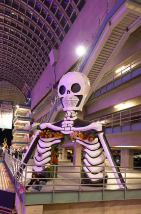October 23, 2026, Denver, Colorado, USA: Halloween sculptures are present all over the Denver Performing Arts Complex during the 49th. Denver Film Festival Red Carpet event at the Ellie Caulkins Opera House Thursday night. Credit Image: ZUMA Press Wire) Denver USA  - ZUMAav4_ 20261023_zaf_av4_024 Copyright: xHectorxAcevedox