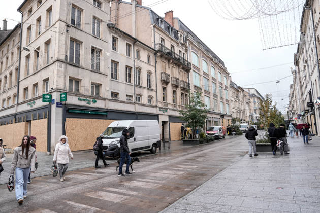 Shopfronts boarded up in Nancy ahead of planned protests NANCY, FRANCE - OCTOBER 23: Workers install protective wooden boards and plywood panels over shopfronts and commercial venues across downtown Nancy, France, on October 23, 2026. Local business owners and municipal authorities reinforced physical security measures ahead of large-scale public demonstrations planned for October 24, seeking to prevent vandalism and structural damage along major commercial corridors. Muhammed Said Tako Anadolu Nancy France. Editorial use only. Please get in touch for any other usage.  Copyright: x2026xAnadoluxMuhammedxSaidxTakox