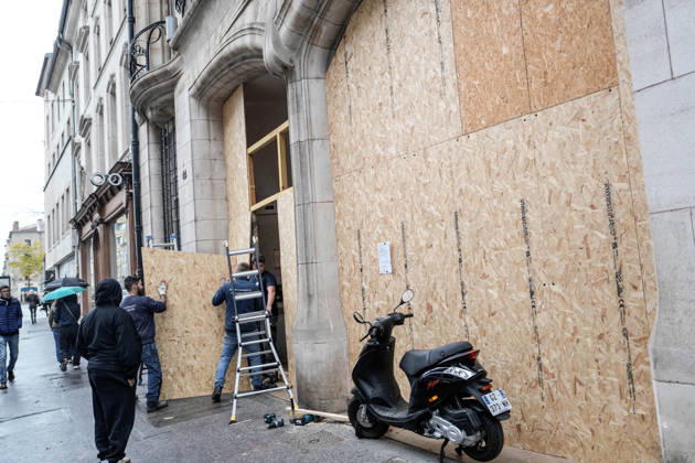 Shopfronts boarded up in Nancy ahead of planned protests NANCY, FRANCE - OCTOBER 23: Workers install protective wooden boards and plywood panels over shopfronts and commercial venues across downtown Nancy, France, on October 23, 2026. Local business owners and municipal authorities reinforced physical security measures ahead of large-scale public demonstrations planned for October 24, seeking to prevent vandalism and structural damage along major commercial corridors. Muhammed Said Tako Anadolu Nancy France. Editorial use only. Please get in touch for any other usage.  Copyright: x2026xAnadoluxMuhammedxSaidxTakox