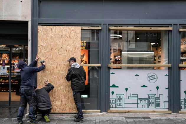 Shopfronts boarded up in Nancy ahead of planned protests NANCY, FRANCE - OCTOBER 23: Workers install protective wooden boards and plywood panels over shopfronts and commercial venues across downtown Nancy, France, on October 23, 2026. Local business owners and municipal authorities reinforced physical security measures ahead of large-scale public demonstrations planned for October 24, seeking to prevent vandalism and structural damage along major commercial corridors. Muhammed Said Tako Anadolu Nancy France. Editorial use only. Please get in touch for any other usage.  Copyright: x2026xAnadoluxMuhammedxSaidxTakox