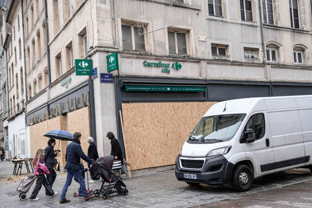 Shopfronts boarded up in Nancy ahead of planned protests NANCY, FRANCE - OCTOBER 23: Workers install protective wooden boards and plywood panels over shopfronts and commercial venues across downtown Nancy, France, on October 23, 2026. Local business owners and municipal authorities reinforced physical security measures ahead of large-scale public demonstrations planned for October 24, seeking to prevent vandalism and structural damage along major commercial corridors. Muhammed Said Tako Anadolu Nancy France. Editorial use only. Please get in touch for any other usage.  Copyright: x2026xAnadoluxMuhammedxSaidxTakox