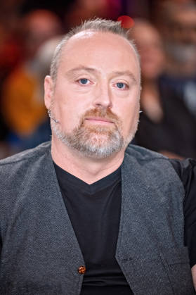 MDR - Riverboat. Holzbildhauer Markus Völlmer ( Thüringer Bergteufel ) anläßlich der Aufzeichnung der MDR - Talkshow Riverboat am 23.10.2026 in der Mediacity Leipzig. 20261023SFL0035