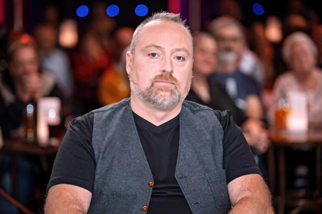 MDR - Riverboat. Holzbildhauer Markus Völlmer ( Thüringer Bergteufel ) anläßlich der Aufzeichnung der MDR - Talkshow Riverboat am 23.10.2026 in der Mediacity Leipzig. 20261023SFL0037