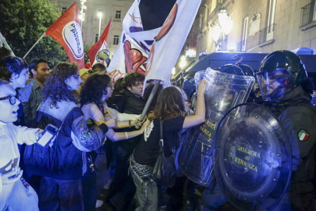 Protesters Clash with Police in Naples Students, trade union members and activists from Potere al Popolo take part in a demonstration against the rising cost of living in Piazza Municipio. Clashes between demonstrators and police break out during the protest. ABP18694 Copyright: xAntonioxBalascox