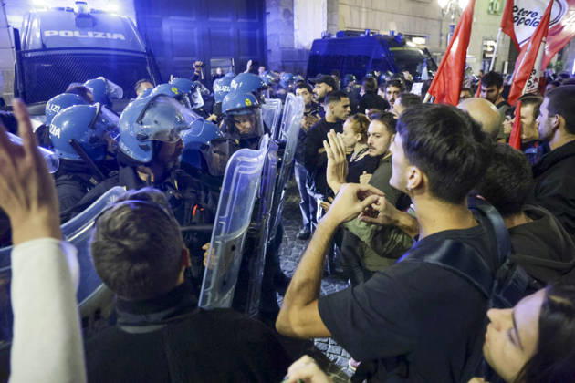 Protesters Clash with Police in Naples Students, trade union members and activists from Potere al Popolo take part in a demonstration against the rising cost of living in Piazza Municipio. Clashes between demonstrators and police break out during the protest. ABP18846 Copyright: xAntonioxBalascox