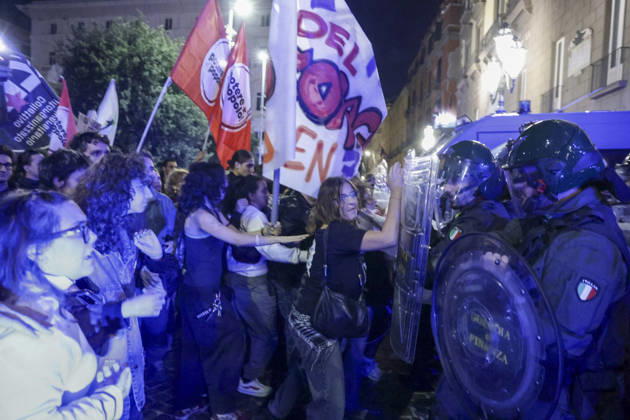 Protesters Clash with Police in Naples Students, trade union members and activists from Potere al Popolo take part in a demonstration against the rising cost of living in Piazza Municipio. Clashes between demonstrators and police break out during the protest. ABP18687 Copyright: xAntonioxBalascox