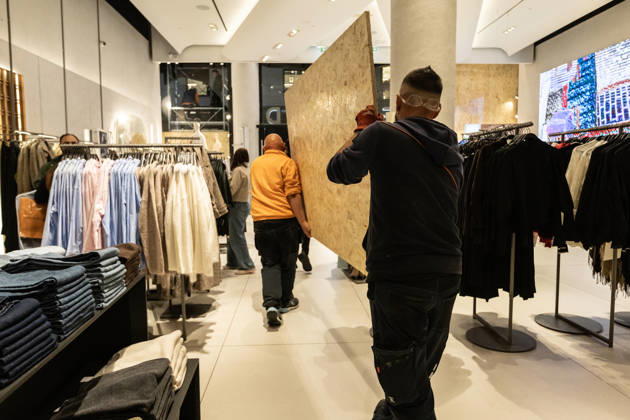 Shops in Milan board up windows ahead of cost-of-living protest MILAN, ITALY – OCTOBER 23: On the eve of an unauthorized demonstration against the high cost of living, some shop windows are being covered with wooden panels for protection in Milan, Italy, on October 23, 2026. This measure follows the destruction and looting that took place in Milan the previous weekend during similar protests against the high cost of living. Andrea Carrubba Anadolu Milan Italy. Editorial use only. Please get in touch for any other usage.  Copyright: x2026xAnadoluxAndreaxCarrubbax