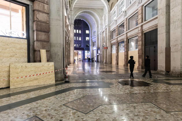 Shops in Milan board up windows ahead of cost-of-living protest MILAN, ITALY – OCTOBER 23: On the eve of an unauthorized demonstration against the high cost of living, some shop windows are being covered with wooden panels for protection in Milan, Italy, on October 23, 2026. This measure follows the destruction and looting that took place in Milan the previous weekend during similar protests against the high cost of living. Andrea Carrubba Anadolu Milan Italy. Editorial use only. Please get in touch for any other usage.  Copyright: x2026xAnadoluxAndreaxCarrubbax