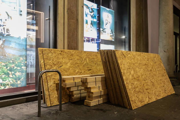 Shops in Milan board up windows ahead of cost-of-living protest MILAN, ITALY – OCTOBER 23: On the eve of an unauthorized demonstration against the high cost of living, some shop windows are being covered with wooden panels for protection in Milan, Italy, on October 23, 2026. This measure follows the destruction and looting that took place in Milan the previous weekend during similar protests against the high cost of living. Andrea Carrubba Anadolu Milan Italy. Editorial use only. Please get in touch for any other usage.  Copyright: x2026xAnadoluxAndreaxCarrubbax