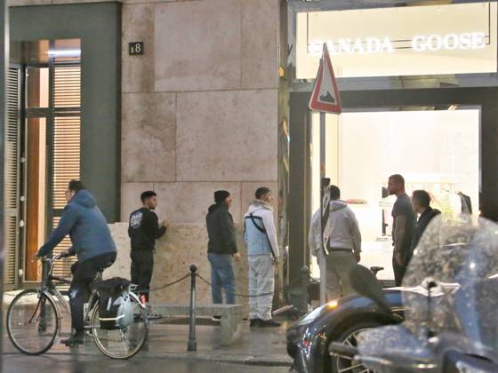 IPA90088239 - Boutiques are putting plywood panels over their storefront windows for fear of further looting  Copyright: xPaoloxDellaxBellax xPAOLOxDELLAxBELLAx IPA90088239