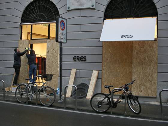 IPA90088225 - Boutiques are putting plywood panels over their storefront windows for fear of further looting  Copyright: xPaoloxDellaxBellax xPAOLOxDELLAxBELLAx IPA90088225