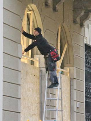 IPA90088229 - Boutiques are putting plywood panels over their storefront windows for fear of further looting  Copyright: xPaoloxDellaxBellax xPAOLOxDELLAxBELLAx IPA90088229