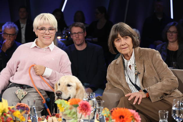 Studentin Frieda Krieger mit Hund Aidan, Tatjana Kreidler, Assistenzhundetrainerin, zu Gast in der NDR Talk Show, Fototermin am 23.10.2026 im Fernsehstudio Hamburg-Lokstedt vor der Sendung im 3. Programm des NDR Fernsehen
