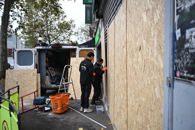 Paris shops board up storefronts with wooden panels ahead of planned protests PARIS, FRANCE - OCTOBER 24: Commercial establishments and luxury retail boutiques in central Paris are seen securing their storefronts with wooden protective panels on Saturday, October 24, 2026. Shop owners took precautionary measures and temporarily closed their businesses ahead of the demonstrations planned across the country. Mouneb Taim Anadolu Paris France. Editorial use only. Please get in touch for any other usage.  Copyright: x2026xAnadoluxMounebxTaimx