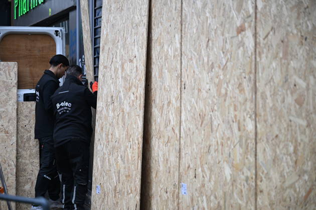 Paris shops board up storefronts with wooden panels ahead of planned protests PARIS, FRANCE - OCTOBER 24: Commercial establishments and luxury retail boutiques in central Paris are seen securing their storefronts with wooden protective panels on Saturday, October 24, 2026. Shop owners took precautionary measures and temporarily closed their businesses ahead of the demonstrations planned across the country. Mouneb Taim Anadolu Paris France. Editorial use only. Please get in touch for any other usage.  Copyright: x2026xAnadoluxMounebxTaimx