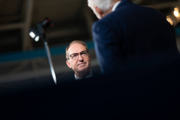 Bundesinnenminister Alexander Dobrindt gibt ein TV-Interview;Parteitag der CSU in München, München Bayern Deutschland Messegelände München