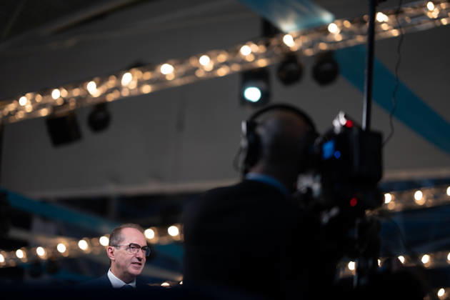 Bundesinnenminister Alexander Dobrindt gibt ein TV-Interview;Parteitag der CSU in München, München Bayern Deutschland Messegelände München