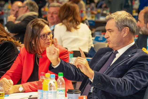 Markus Söder, Bayerischer Ministerpräsident, Iim Gespräch mit lse Aigner, Landtagspräsidentin und mögliche nächste Bundespräsidentin beim CSU-Parteitag, Messe München, 24. Oktober 2026 Deutschland, München, 24. Oktober 2026, Markus Söder, Bayerischer Ministerpräsident, im Geespräch mit Ilse Aigner, Landtagspräsidentin und CSU-Kandidatin für das Amt des Bundespräsidenten, beim CSU-Parteitag am 23. und 24. Oktober 2026 in der Messe München, Politiker, Bayern