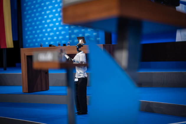 Humanoider Roboter Wiggerl mit Mitarbeiterausweis als Moderator auf der Bühne - Wiggerl moderiert eine Gesprächsrunde an;Parteitag der CSU in München, München Bayern Deutschland Messegelände München
