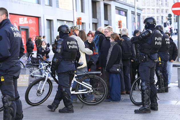 Extreme Left And Citizen Activists Protest 24 10 2026 BRUSSELS, BELGIUM - OCTOBER 24 : Police and demonstrators pictured during illegal demonstration the centre of Brussels against budget measures on October 24, 2026 in Brussels, Belgium, 24 10 2026 Brussels Belgium  Copyright: xPhilipxReynaersx