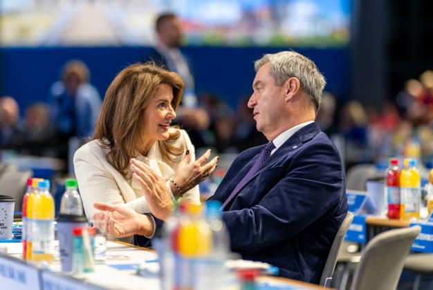 Michaela Kanniber (CDU, l.) mit Markus Soeder (CSU, Bayerischer Ministerpraesident, r.) CSU-Parteitag Messehallen Muenchen Muenchen 24.10.2026