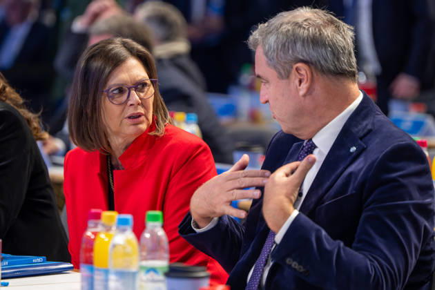 Ilse Aigner (l., CSU) mit Markus Soeder (CSU, Bayerischer Ministerpraesident, r.) CSU-Parteitag Messehallen Muenchen Muenchen 24.10.2026