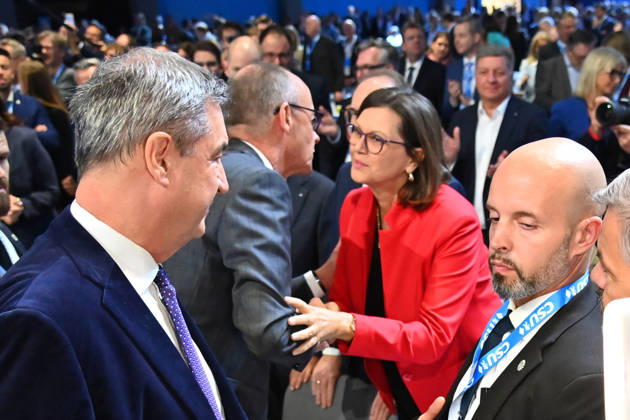 Bundeskanzler Friedrich MERZ begruesst Ilse AIGNER (Landtagspraesidentin Bayern). CSU Parteitag 2026 am 23.und 24.10..2026 MESSE MUENCHEN