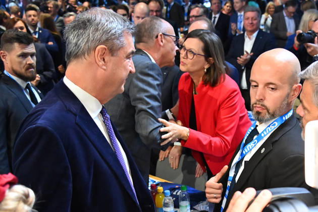 Bundeskanzler Friedrich MERZ begruesst Ilse AIGNER (Landtagspraesidentin Bayern). CSU Parteitag 2026 am 23.und 24.10..2026 MESSE MUENCHEN