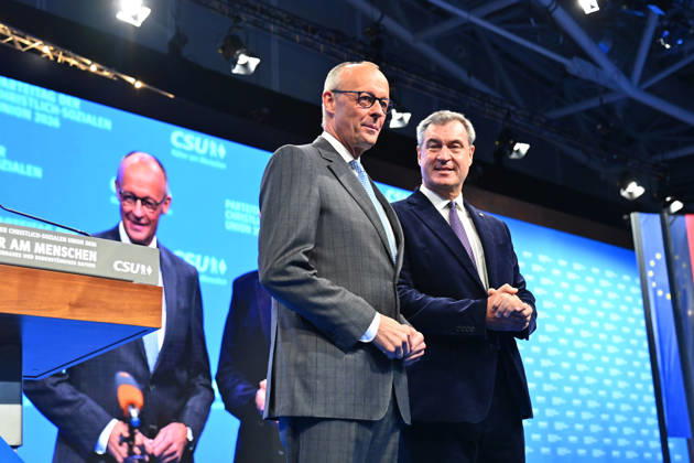 Bundeskanzler Friedrich MERZ und Markus SOEDER (Ministerpraesident Bayern und CSU Vorsitzender) auf dem Podium. CSU Parteitag 2026 am 23.und 24.10..2026 MESSE MUENCHEN