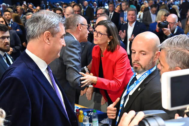 Bundeskanzler Friedrich MERZ begruesst Ilse AIGNER (Landtagspraesidentin Bayern). CSU Parteitag 2026 am 23.und 24.10..2026 MESSE MUENCHEN