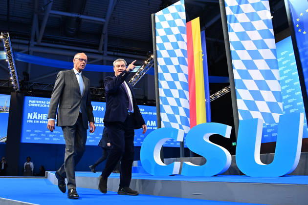 Bundeskanzler Friedrich MERZ und Markus SOEDER (Ministerpraesident Bayern und CSU Vorsitzender) betreten das Podium neben CSU Logo,Parteilogo. CSU Parteitag 2026 am 23.und 24.10..2026 MESSE MUENCHEN