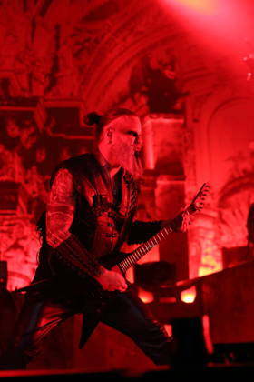 Kjell Age Damage Karlsen von der Band Dimmu Borgir bei einem Konzert in der Columbiahalle in Berlin, 23. Oktober 2026. Behemoth & Dimmu Borgir Konzert Berlin