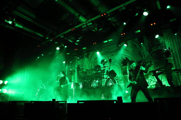 Kjell Age Damage Karlsen, Stian Tomt Shagrath Thoresen, Dariusz Daray Brzozowski, Sven Atle Erkekjetter Silenoz Kopperud und Geir Gerlioz Bratland, v.l., von der Band Dimmu Borgir bei einem Konzert in der Columbiahalle in Berlin, 23. Oktober 2026. Behemoth & Dimmu Borgir Konzert Berlin