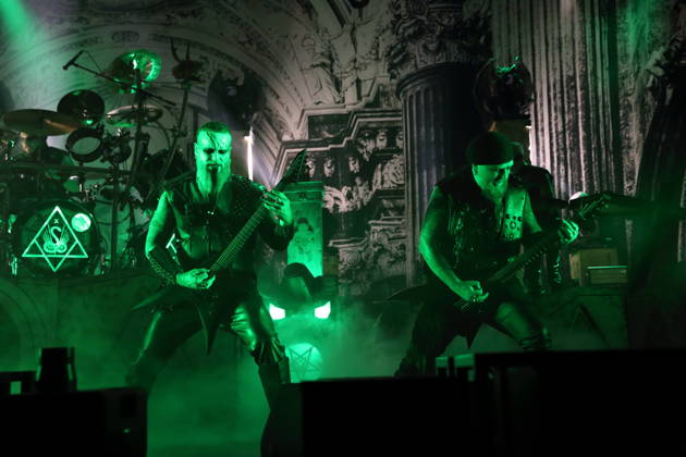 Kjell Age Damage Karlsen und Sven Atle Erkekjetter Silenoz Kopperud, v.l., von der Band Dimmu Borgir bei einem Konzert in der Columbiahalle in Berlin, 23. Oktober 2026. Behemoth & Dimmu Borgir Konzert Berlin