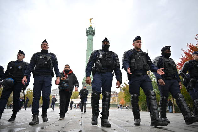 Yellow Vests Protest Act II - Police Officers Evacuate Demonstrators at Bastille Police officers evacuate demonstrators heading towards Place de la Bastille in Paris, France, on October 24, 2026. The demonstration was initially scheduled to proceed from Place de la Bastille to Place de la Nation. However, the Paris Police Prefecture announced yesterday that the planned route had been banned. The march will now take place between Porte d’Italie and Porte de Vincennes. Photo by Eliot Blondet ABACAPRESS.COM Paris France  Copyright: xBlondetxEliot ABACAx