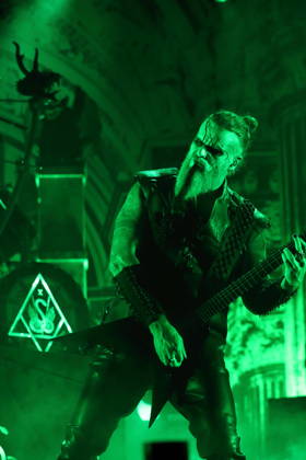 Kjell Age Damage Karlsen von der Band Dimmu Borgir bei einem Konzert in der Columbiahalle in Berlin, 23. Oktober 2026. Behemoth & Dimmu Borgir Konzert Berlin