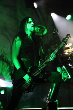 Victor Brandt von der Band Dimmu Borgir bei einem Konzert in der Columbiahalle in Berlin, 23. Oktober 2026. Behemoth & Dimmu Borgir Konzert Berlin